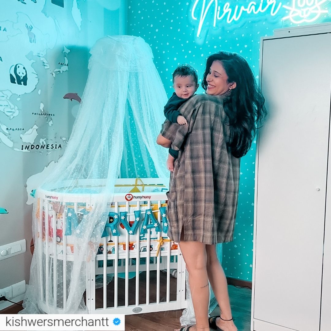 Celebrity Mom & Baby Crush Featuring HunyHuny Oval Crib